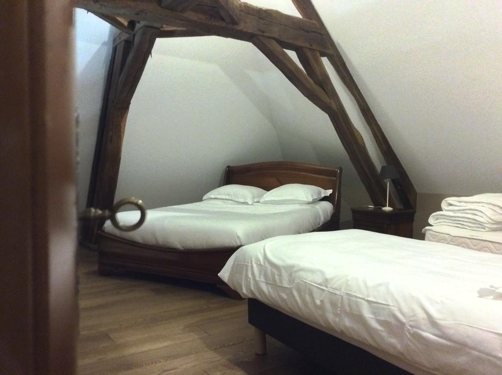 Bed and Breakfast Domaine De Noyer Saint-Christophe-en-Brionnais Habitación foto
